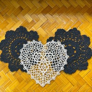 🌟HOST PICK!🌟🌹3 vintage doilies, heart & black, handmade